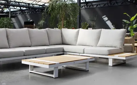 Dag antraciet, hallo lichte tinten! Waarom jij een lichte tuinset moet overwegen