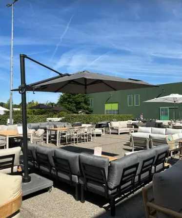 Tuinmeubelsale op de parkeerplaats!